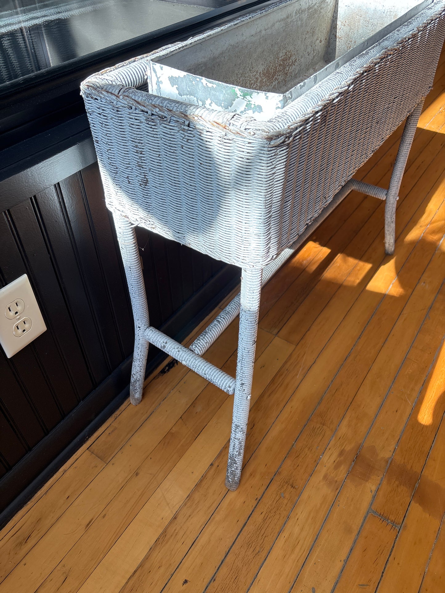 Outdoor White Wicker Planter With Liner