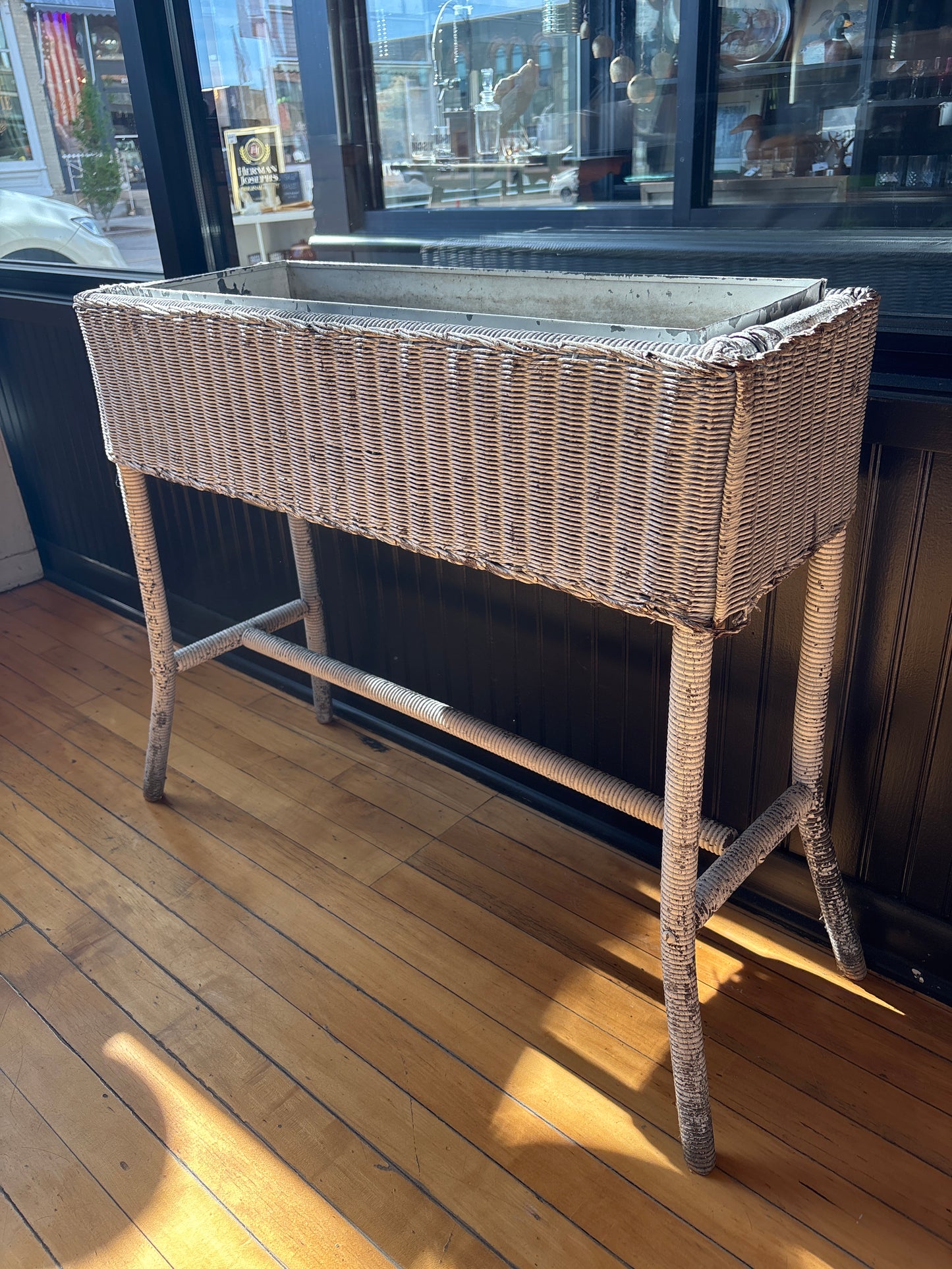 Outdoor White Wicker Planter With Liner