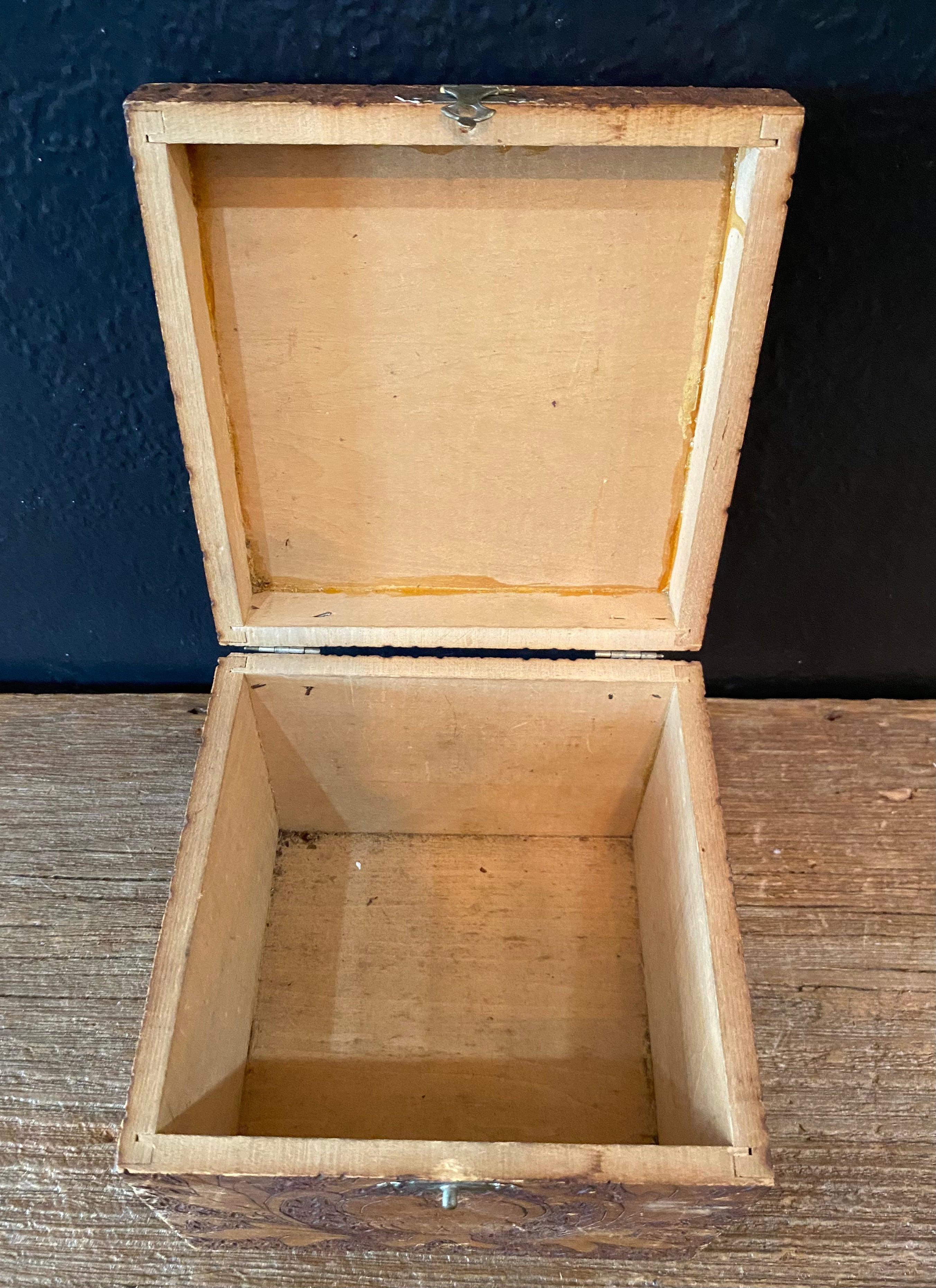 Antique Collars And Cuffs Box