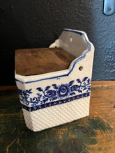 Load image into Gallery viewer, Blue Delftware Salt Box