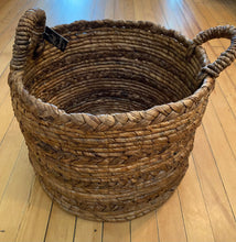 Load image into Gallery viewer, Small Wicker Basket